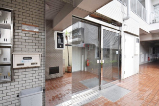【エントランス】 | お客様を、そして住人を出迎えてくれるマンションのエントランス。ゴミが落ちていないことからも、管理状態の良さや住民の節度の高さが見て取れます。～即日のご見学可能～　お問合せはお気軽にどうぞ。
