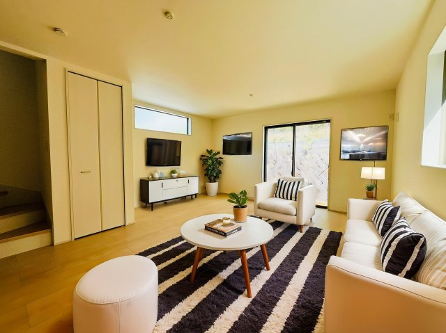 伏見区深草願成町　1号棟の居間・リビング|※実写真と間取り図からCG再現した「空室リフォームイメージ」に家具などをCG合成しており、実際と異なります。