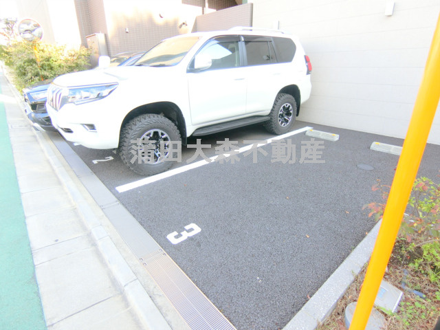 ブライズ蒲田EASTの駐車場