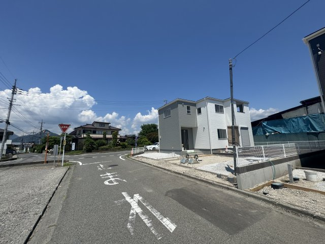 新築　沼田市桜町　Livele Garden.S　1号棟の前面道路含む現地写真|西側接道幅員約5.3ｍ　北側接道幅員約10ｍ