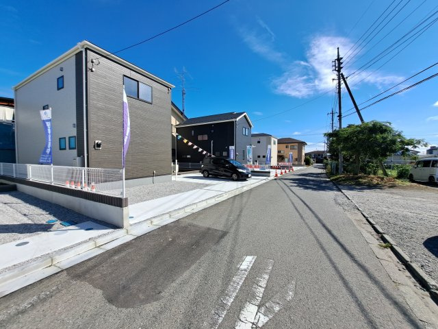 新築　沼田市桜町　Livele Garden.S　2号棟の前面道路含む現地写真|西側接道幅員約5.3ｍ　