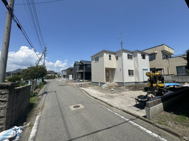 新築　沼田市桜町　Livele Garden.S　4号棟の前面道路含む現地写真|西側接道幅員約5.3ｍ　