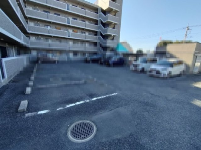 エレガンス春日部の駐車場