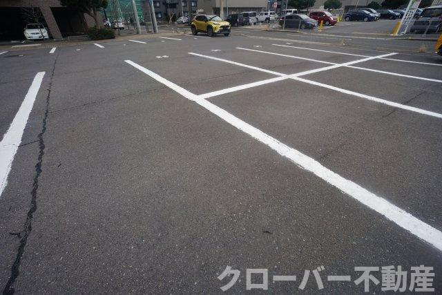 セゾンAGAの駐車場