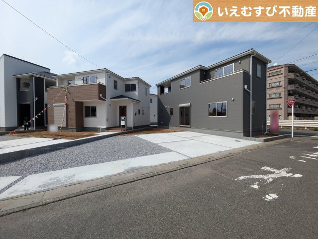 Livele Garden.S　熊谷久下1丁目第2の駐車場|並列3台駐車可能なゆとりのカースペース
複数台車をお持ちでも、お友達が遊びに来てもゆとりの駐車スペース！