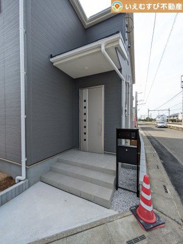 Livele Garden.S　熊谷久下1丁目第2のエントランス|落ち着いた色づかいのエントランス
駐車場からアクセスの良いエントランス。雨の日や荷物が多くても安心の動線♪