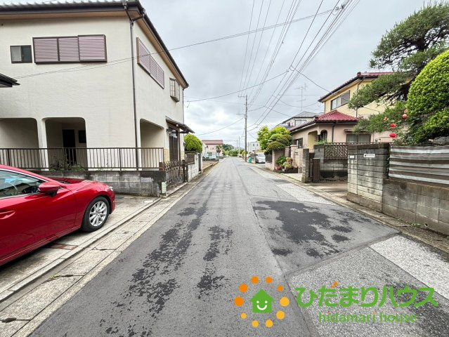 伊奈町寿2丁目　中古一戸建ての前面道路含む現地写真