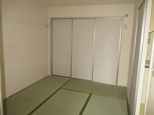 岸和田市池尻町のハイツの和室|和室ならではの温かな和の空間で寛ぎの時間を過ごせます