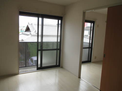 岸和田市池尻町のハイツの居間・リビング|ゆったりとした居間です