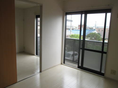 岸和田市池尻町のハイツの居間・リビング|使いやすいリビングです