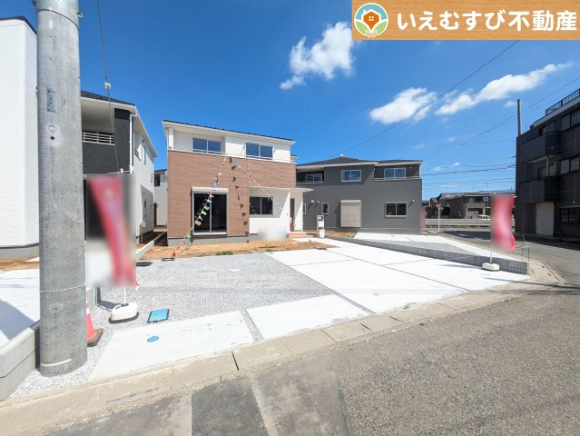 Livele Garden.S　熊谷久下1丁目第2の駐車場|並列3台駐車可能なゆとりのカースペース
複数台車をお持ちでも、お友達が遊びに来てもゆとりの駐車スペース！