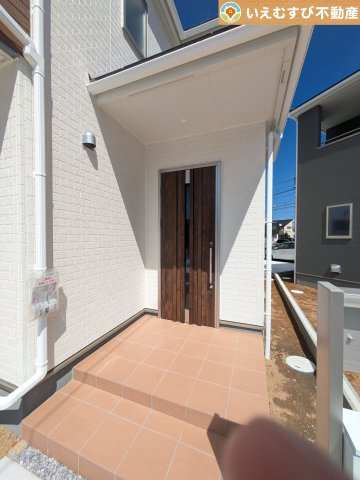 Livele Garden.S　熊谷久下1丁目第2のエントランス|雨が防げる広々エントランス
駐車場からアクセスの良いエントランス。雨の日や荷物が多くても安心の動線♪