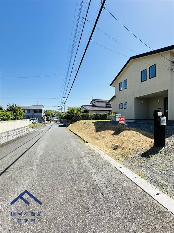 宗像市ひかりヶ丘2丁目　戸建ての前面道路含む現地写真