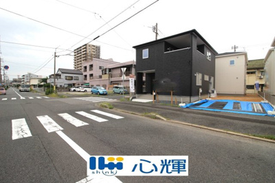 【前面道路含む現地写真】 | リーブルガーデン宇部市錦町（１号棟） | 明るい日差しが差し込む現地。車もゆったり駐めることが出来ます。ぜひ現地をご覧下さい。
