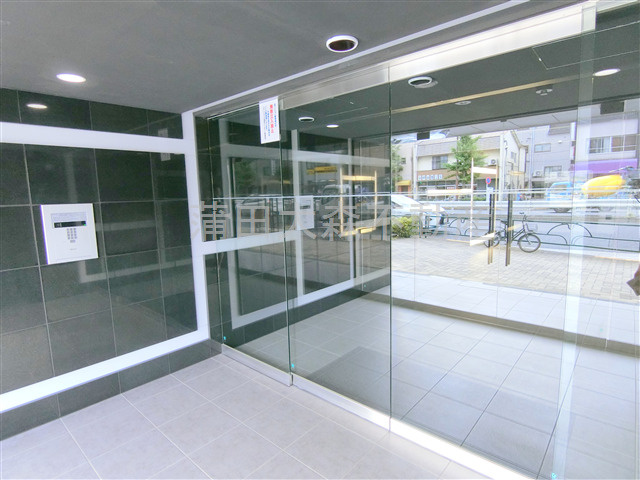 ステージグランデ蒲田アジールコートのエントランス|エントランス　防犯カメラ宅配BOXのあるエントランス