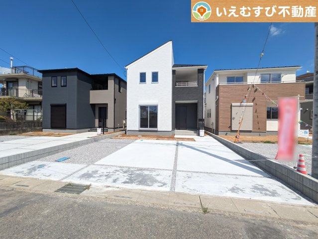Livele Garden.S　熊谷久下1丁目第2の駐車場|並列3台駐車可能なゆとりのカースペース
複数台車をお持ちでも、お友達が遊びに来てもゆとりの駐車スペース！