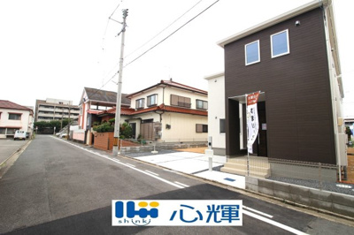 【前面道路含む現地写真】 | リーブルガーデン宇部市錦町（４号棟） | 明るい日差しが差し込む現地。車もゆったり駐めることが出来ます。ぜひ現地をご覧下さい。
