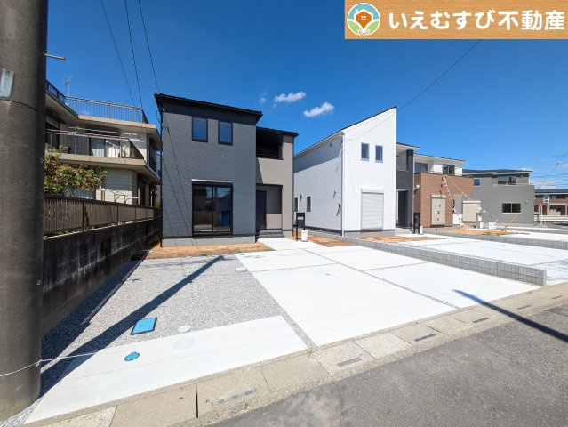 Livele Garden.S　熊谷久下1丁目第2の駐車場|並列3台駐車可能なゆとりのカースペース
複数台車をお持ちでも、お友達が遊びに来てもゆとりの駐車スペース！