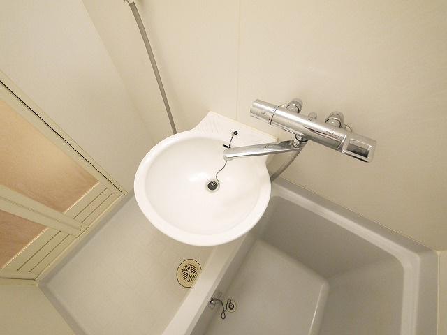 レオパレスナップロイヤルの浴室|ゆったり過ごせるお風呂です