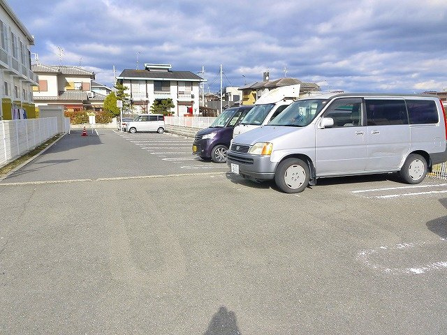 レオパレスナップロイヤルの駐車場|カースペースがあります