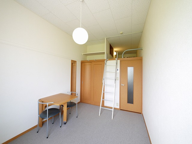 レオパレスナップロイヤルの居間・リビング|おしゃれなリビングです