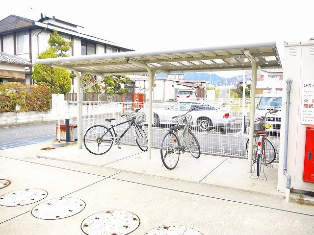 レオパレスナップロイヤルのその他共用部分|ゆったりとした駐輪スペース。