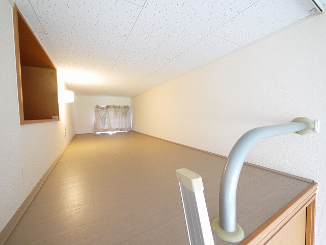 レオパレスナップロイヤルの内装|ロフト付きのお部屋です。