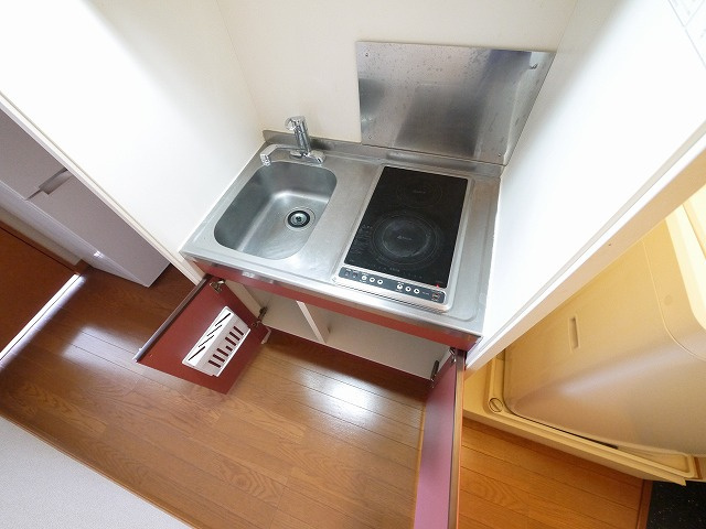 レオパレスナップロイヤルのキッチン|コンパクトなキッチンで掃除もラクラク