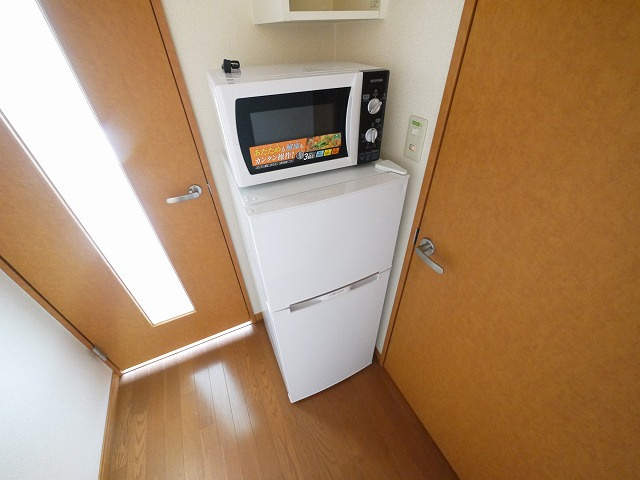 レオパレスナップロイヤルの設備|2ドア冷蔵庫・電子レンジ