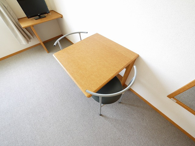 レオパレスナップロイヤルの内装|テーブル・イス