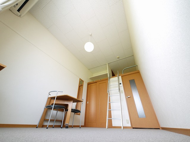 レオパレスナップロイヤルの居間・リビング|ゆったり過ごせる居間です