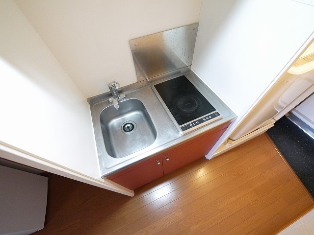 レオパレスナップロイヤルのキッチン|コンパクトなキッチンで掃除もラクラク