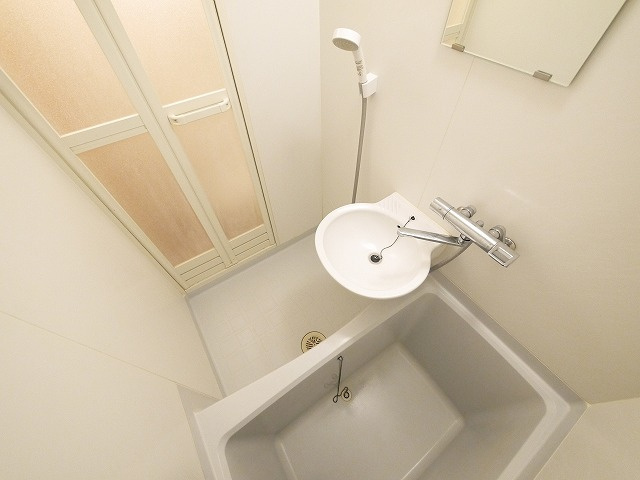 レオパレスナップロイヤルの浴室|コンパクトで使いやすいお風呂です