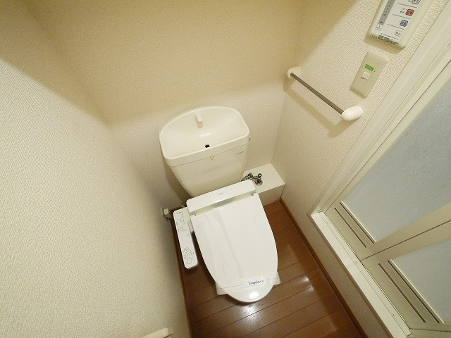 レオパレスナップロイヤルのトイレ|落ち着いた色調のトイレです