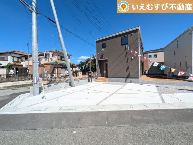 Livele Garden.S　鴻巣下忍第2の駐車場|並列3台駐車可能なゆとりのカースペース
複数台車をお持ちでも、お友達が遊びに来てもゆとりの駐車スペース！