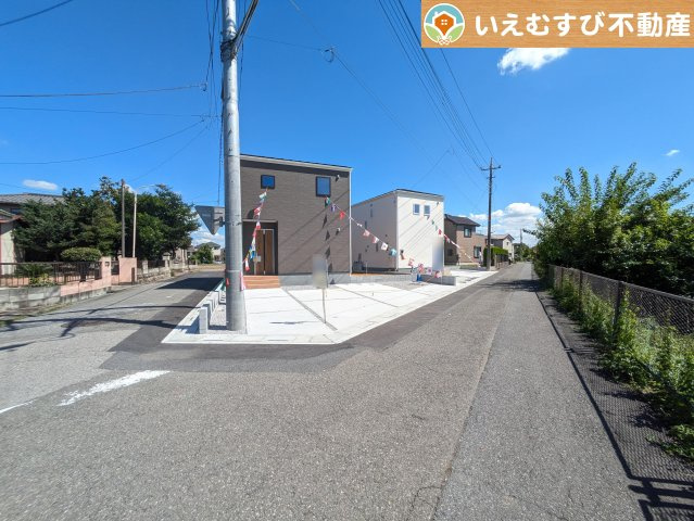Livele Garden.S　鴻巣下忍第2の前面道路含む現地写真|角地で開放的な立地
ゆとりの広さの前面道路でお車の出し入れ楽々♪開けた角地で日当り良好！