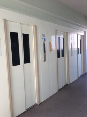 【その他共用部分】 | シティ194横浜鴨居 | お買い物時やベビーカーの出し入れに便利なエレベーター付です。混雑時にも便利な3基付。