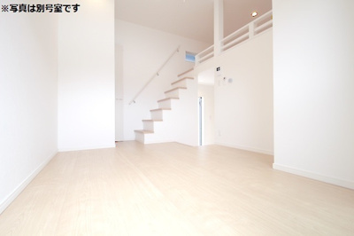 【居間・リビング】 | 沖HOUSE | 別号室の写真になります。現況優先。