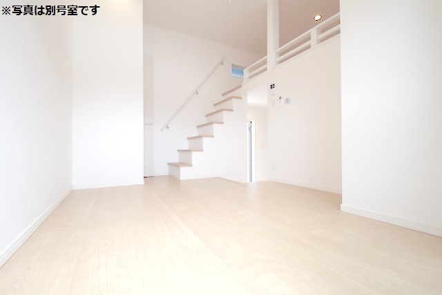 【居間・リビング】 | 沖HOUSE | 別号室の写真になります。現況優先。