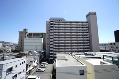 【展望】 | 【上質リノベ】メープル宇品 | 【四季を感じる】
四季の移ろい・爽やかな青空や風を感じられ
自然を愉しめるパノラマビュー。
毎日の暮らしに余裕を感じさせてくれる、
遮る物の無い開放的な眺望を是非、ご堪能ください。