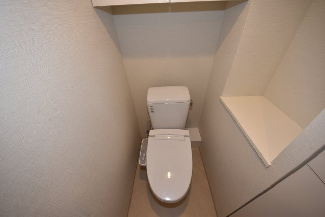 コンフォリア北堀江一丁目のトイレ|ゆったりとした空間のトイレです