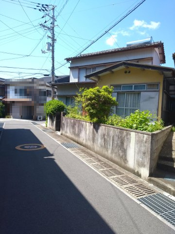 高知市佐々木町　売土地の前面道路含む現地写真