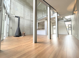 【居間・リビング】 | 東灘区魚崎中町1丁目　中古戸建 | 2026年3月一部リフォーム済・2024年5月内装リフォーム歴のある豪華な住まい