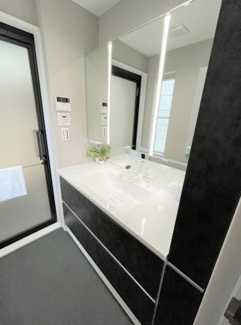 【独立洗面台】 | 東灘区魚崎中町1丁目　中古戸建 | １階と３階に洗面台2か所有り。スライド式の足元収納は、ストック用品を収納するのに便利