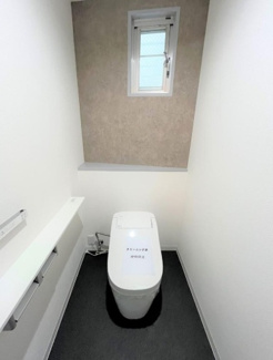 【トイレ】 | 東灘区魚崎中町1丁目　中古戸建 | 各階トイレ付。トイレには快適な温水洗浄便座付き