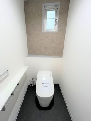 【トイレ】 | 東灘区魚崎中町1丁目　中古戸建 | 各階トイレ付。トイレには快適な温水洗浄便座付き