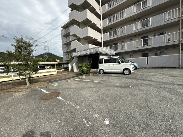 ハピネス見野の駐車場