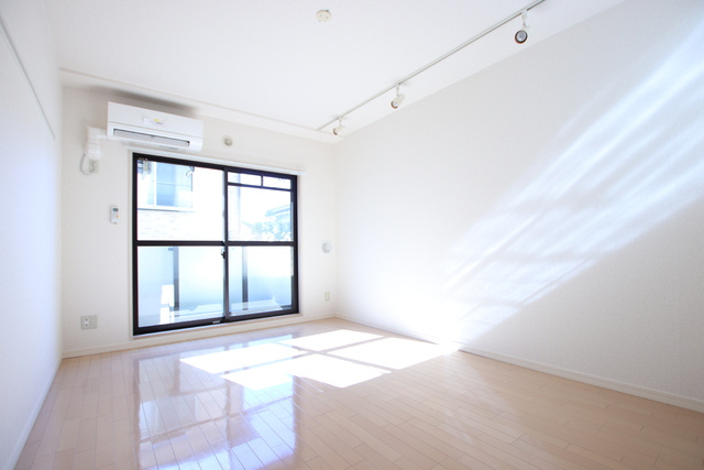 7.8帖洋室　明るい雰囲気のお部屋ですね♪