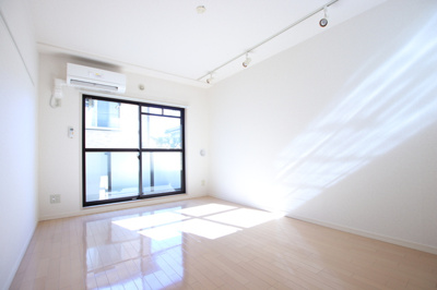 7.8帖洋室　明るい雰囲気のお部屋ですね♪