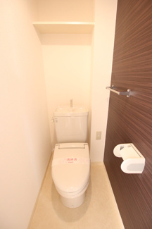 暖房便座　収納棚板もあり備品も格納できます♪